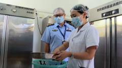 并频频强调岗前晨检、手部消毒、工拆洁净等小